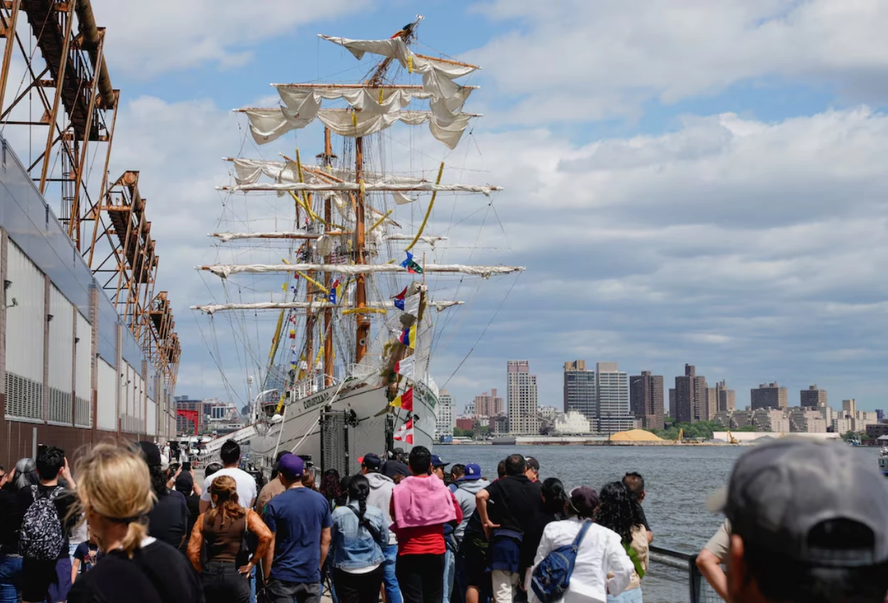 Kapal layar angkatan laut meksiko tabrak jembatan brooklyn, dua orang tewas