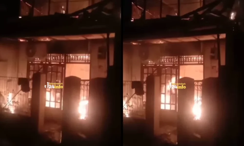 Kebakaran hanguskan rumah warga di belakang sman 1 cikarang utara, diduga akibat korsleting listrik
