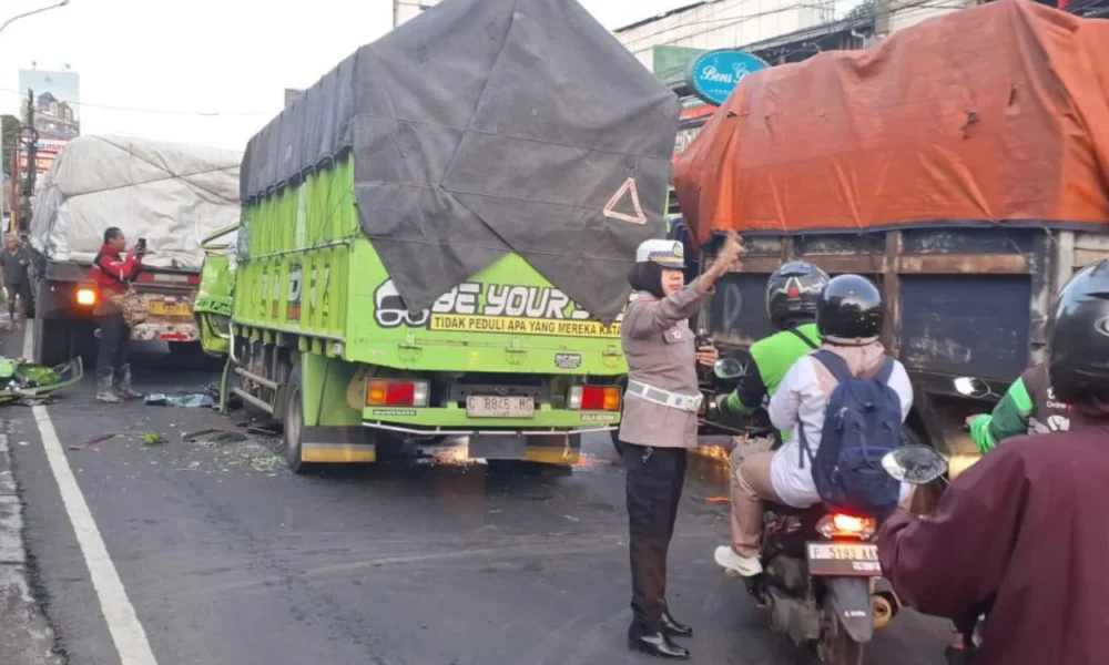 Kecelakaan dua truk di bogor, satu sopir dilarikan ke rumah sakit