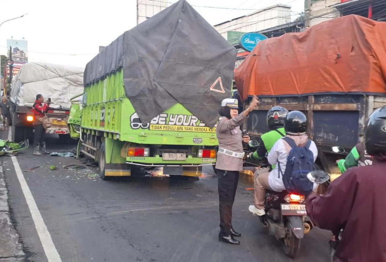 Kecelakaan dua truk di bogor, satu sopir dilarikan ke rumah sakit