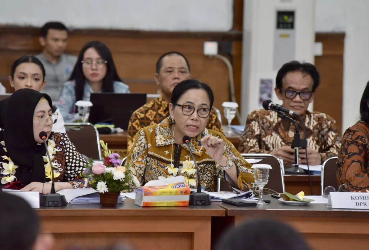 Mk putuskan pendidikan dasar harus gratis, komisi x jangan cuma di atas kertas