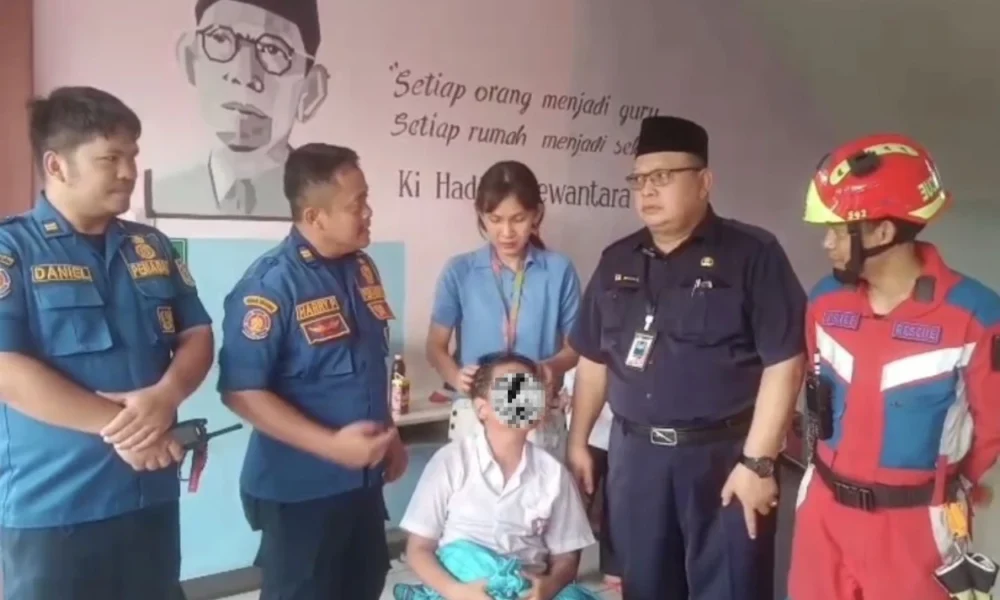 Main seluncuran di besi tangga, kaki siswa sd terjepit