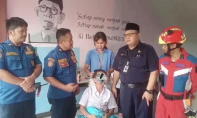 Main seluncuran di besi tangga, kaki siswa sd terjepit
