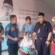 Main seluncuran di besi tangga, kaki siswa sd terjepit