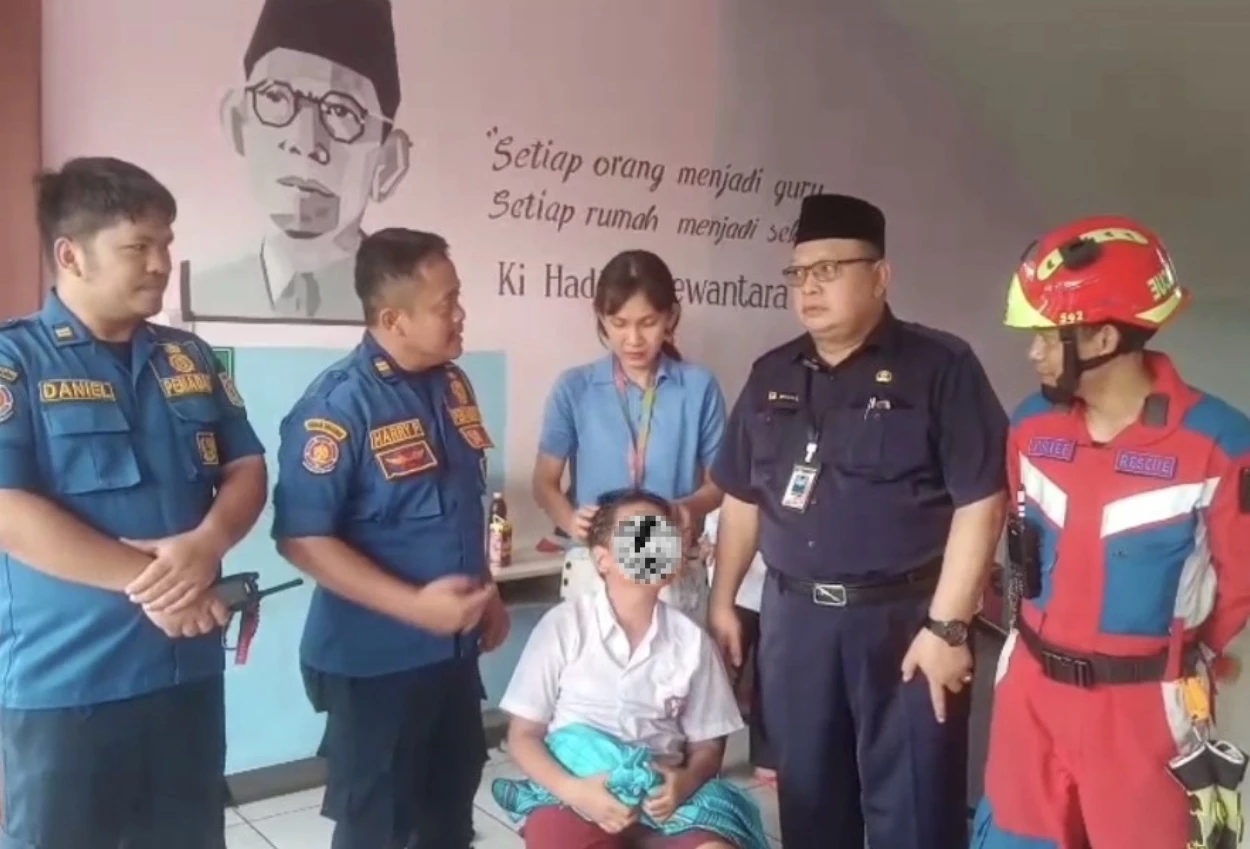 Main seluncuran di besi tangga, kaki siswa sd terjepit