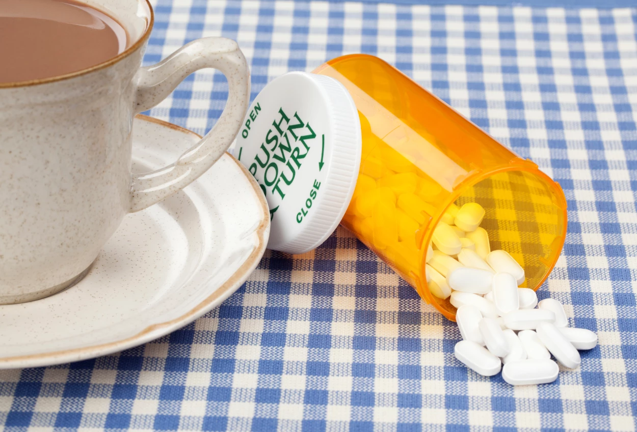 Minum obat lalu ngopi, aman atau berisiko ini penjelasannya!