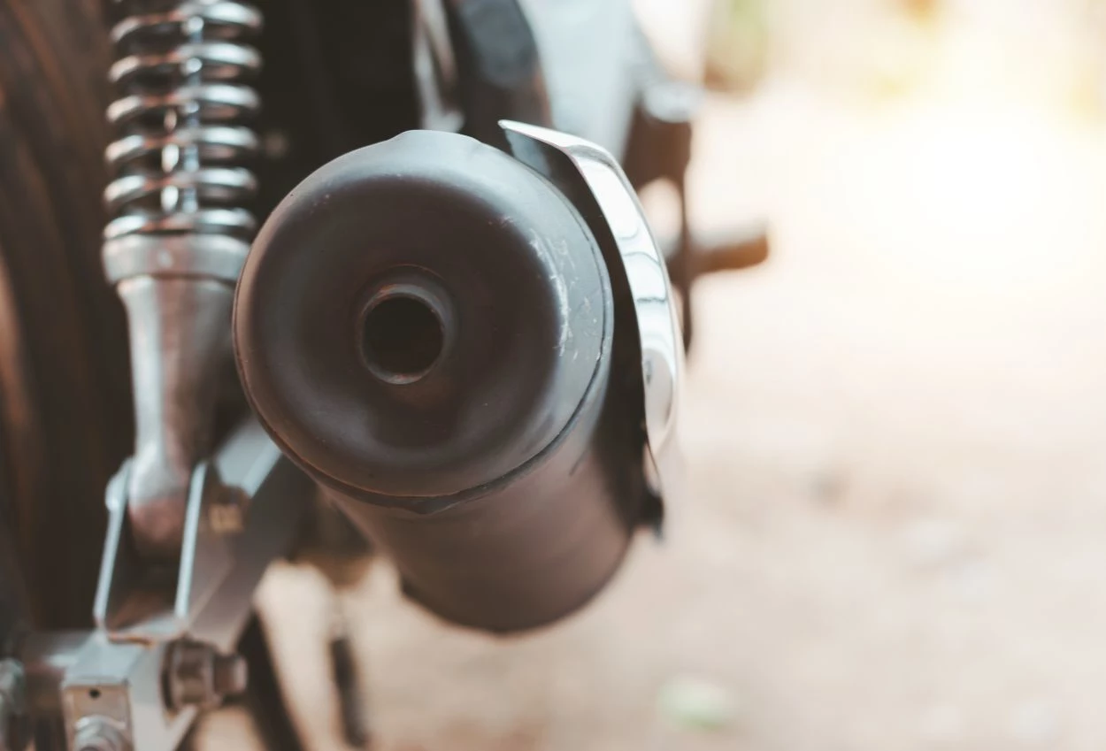 Motor keluar asap ada indikasi kerusakan ini jenis jenis warna asap motor yang perlu kamu ketahui