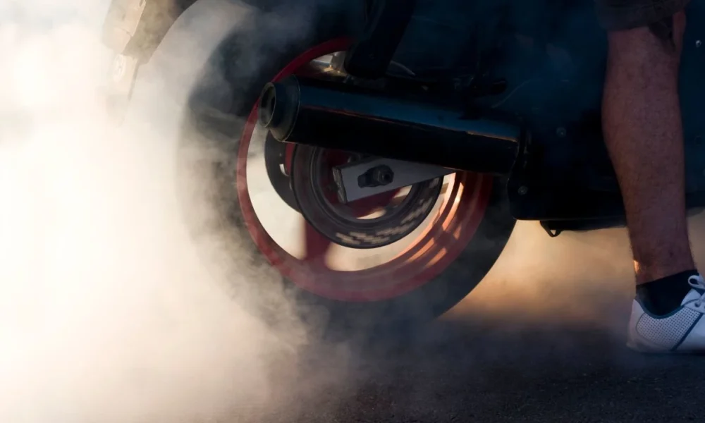 Motor mengeluarkan asap kenali arti warna asap dan cara mencegah kerusakan