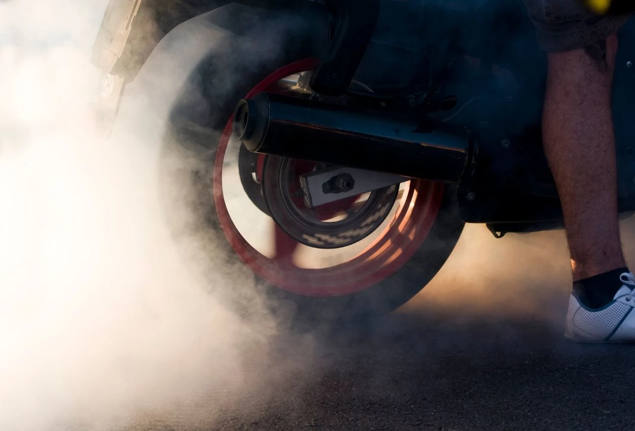 Motor mengeluarkan asap kenali arti warna asap dan cara mencegah kerusakan