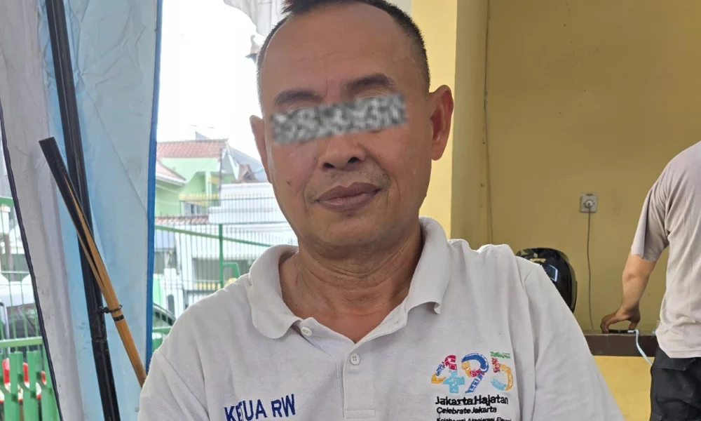Nhp (59), ketua rw 02 kelurahan pondok kopi dikeroyok warganya sendiri