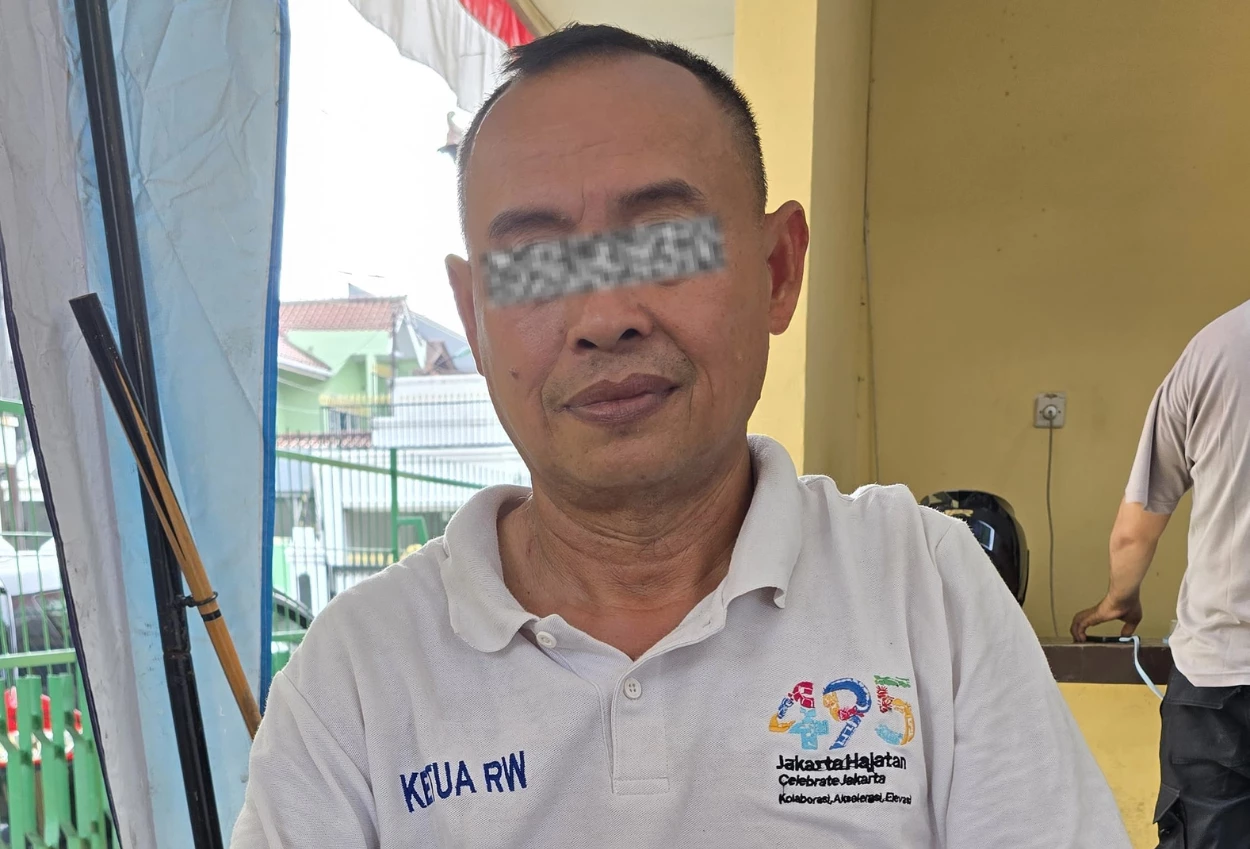 Nhp (59), ketua rw 02 kelurahan pondok kopi dikeroyok warganya sendiri