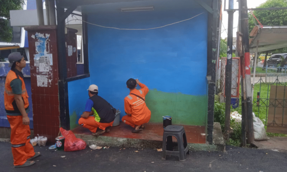 Operasi berantas jaya 2025, ormas turunkan atribut secara mandiri di jakarta timur