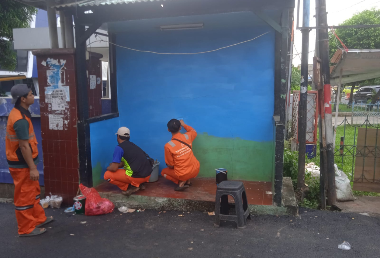Operasi berantas jaya 2025, ormas turunkan atribut secara mandiri di jakarta timur