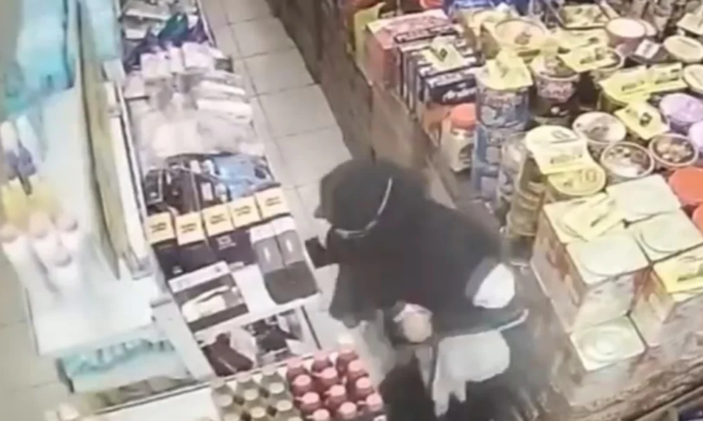 Perempuan paruh baya keciduk curi sembako di minimarket duren sawit