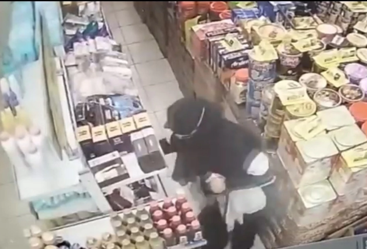 Perempuan paruh baya keciduk curi sembako di minimarket duren sawit