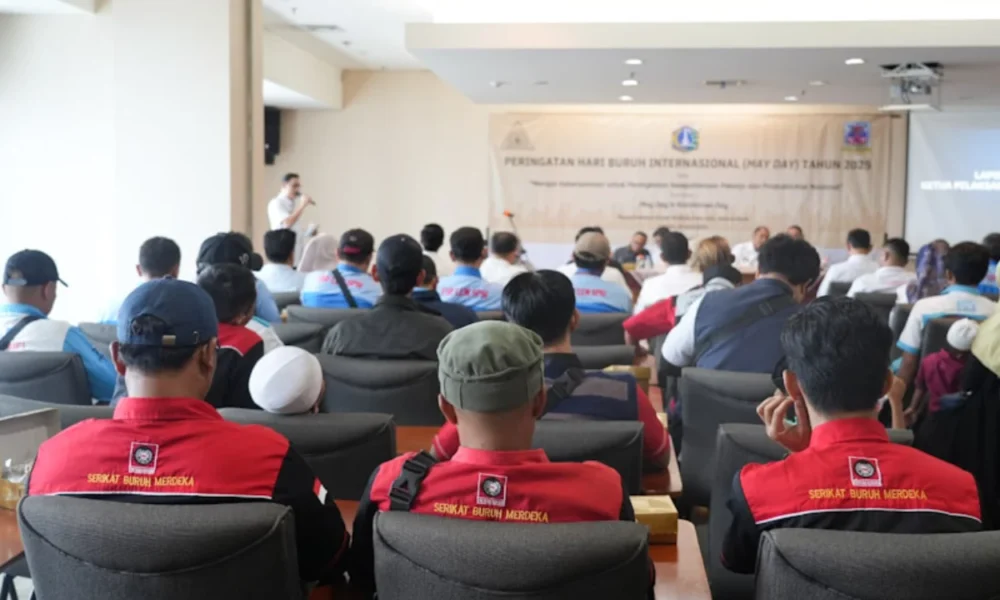 Peringati hari buruh, 580 buruh di jakbar terima bantuan sembako dari pemkot dan bpjs ketenagakerjaan