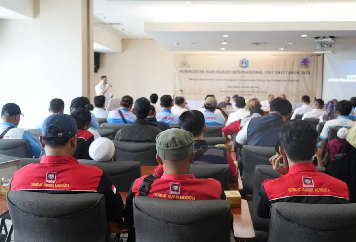 Peringati hari buruh, 580 buruh di jakbar terima bantuan sembako dari pemkot dan bpjs ketenagakerjaan