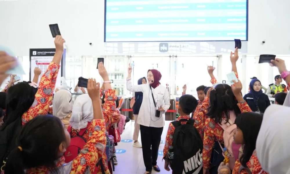Peringati hari pendidikan nasional, whoosh beri diskon 50% untuk siswa