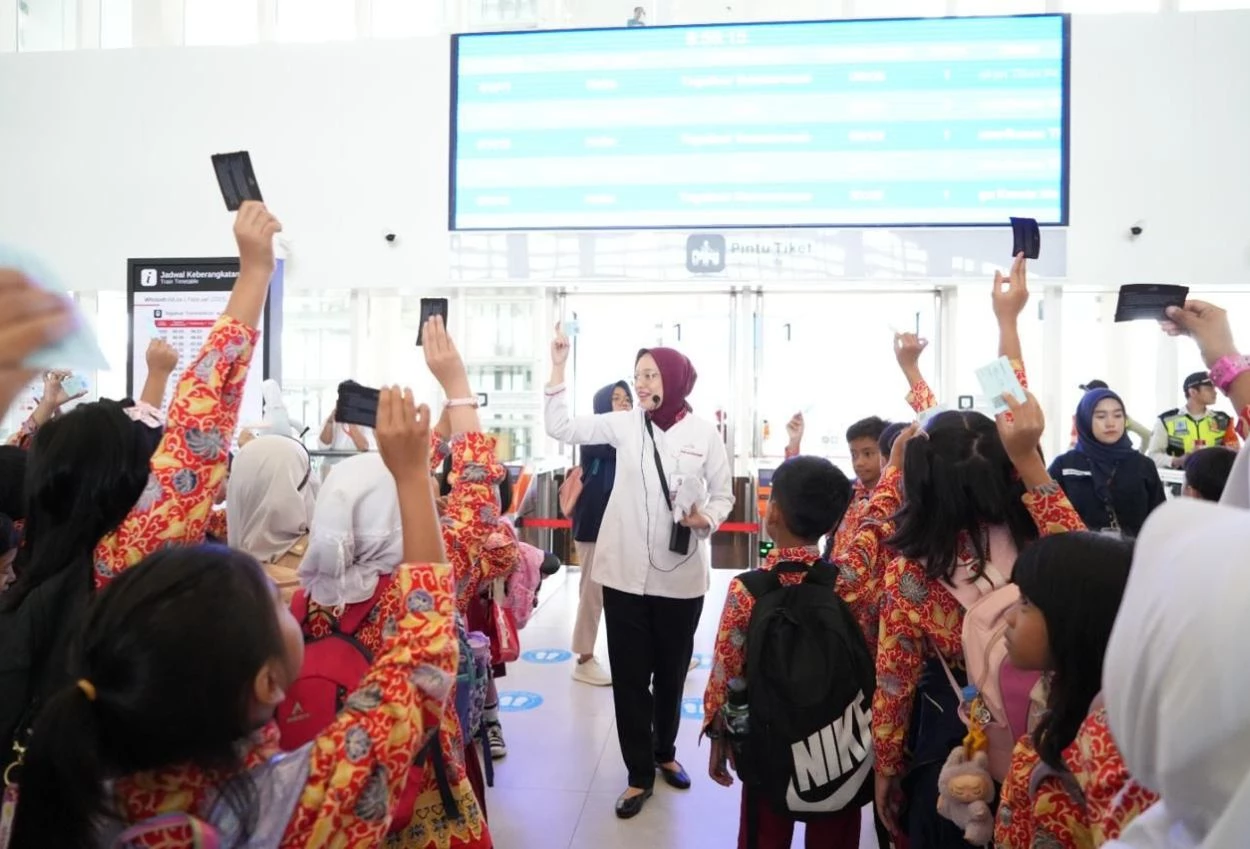 Peringati hari pendidikan nasional, whoosh beri diskon 50% untuk siswa