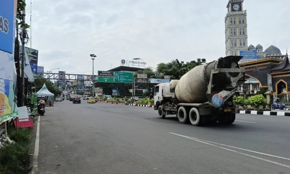 Polisi buka lagi jalur dua arah di puncak setelah one way 9 jam