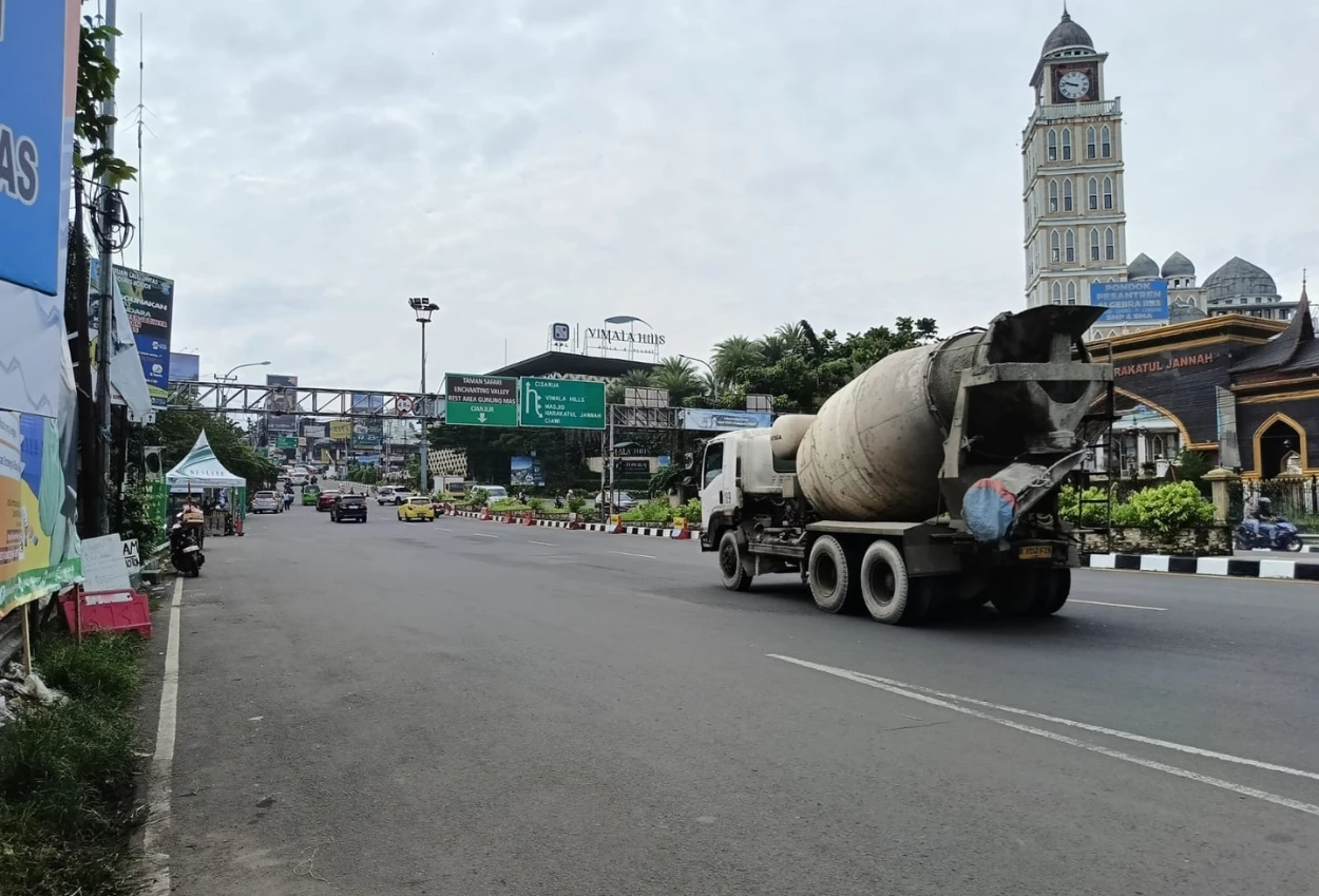 Polisi buka lagi jalur dua arah di puncak setelah one way 9 jam
