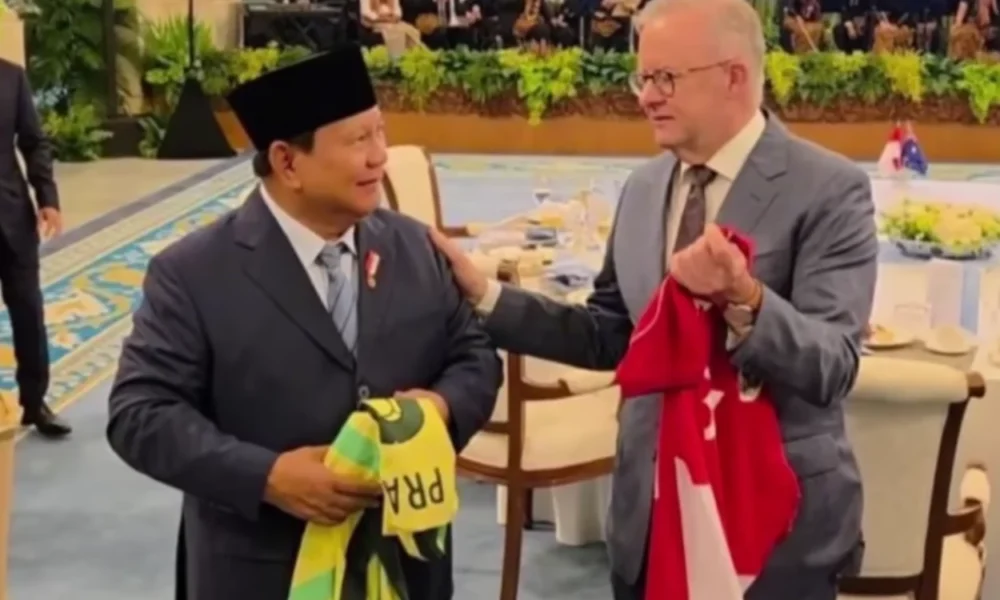 Prabowo saling tukar jersey timnas saat bertemu pm australia anthony albanese