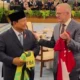 Prabowo saling tukar jersey timnas saat bertemu pm australia anthony albanese