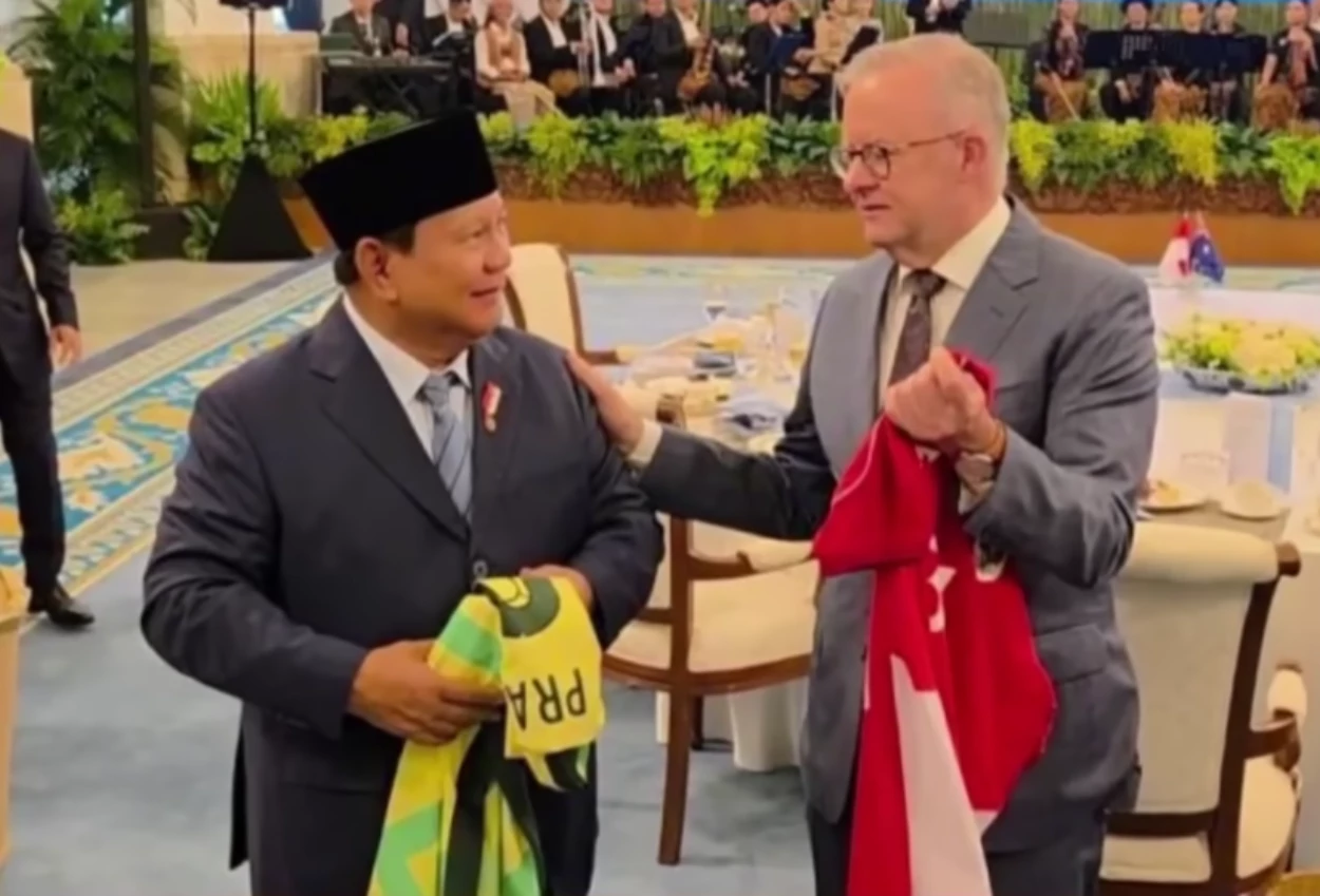 Prabowo saling tukar jersey timnas saat bertemu pm australia anthony albanese