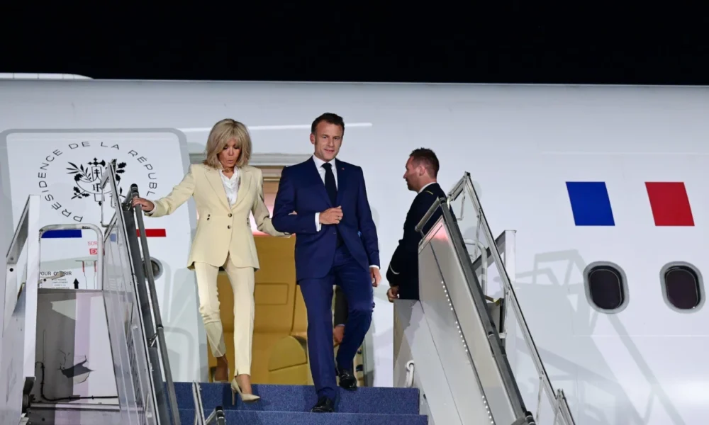 Presiden prancis, emmanuel macron bersama ibu negara brigitte macron tiba di jakarta pada selasa malam (275) dalam rangka kunjungan kenegaraan.