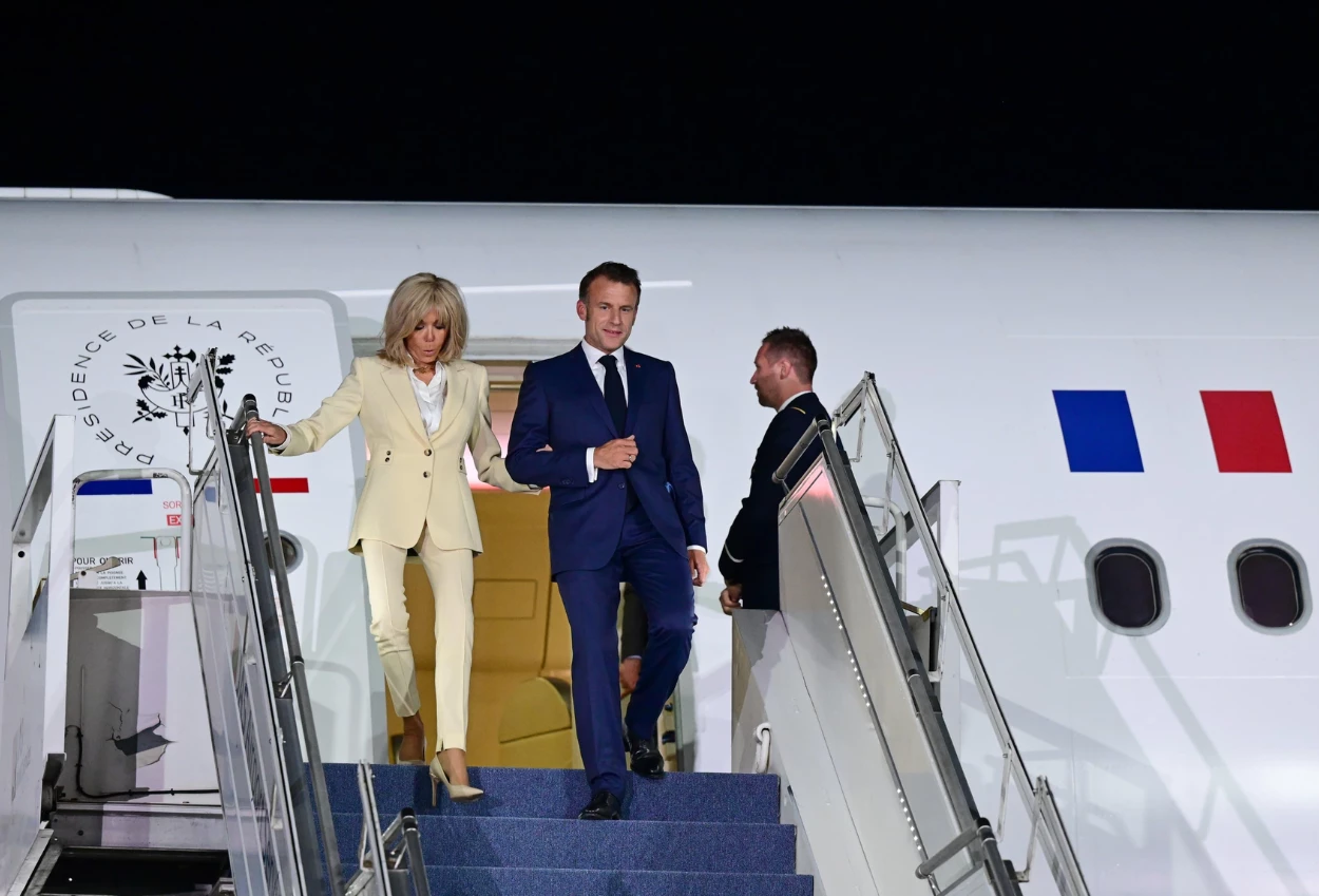 Presiden prancis, emmanuel macron bersama ibu negara brigitte macron tiba di jakarta pada selasa malam (275) dalam rangka kunjungan kenegaraan.