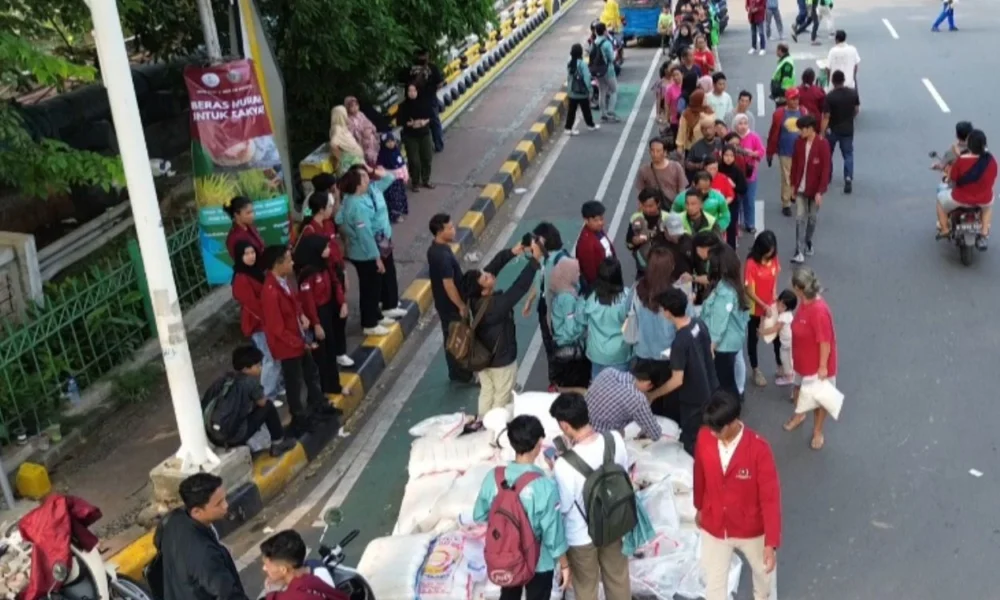 Puluhan warga antre panjang demi beras murah di menteng
