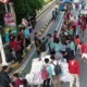 Puluhan warga antre panjang demi beras murah di menteng