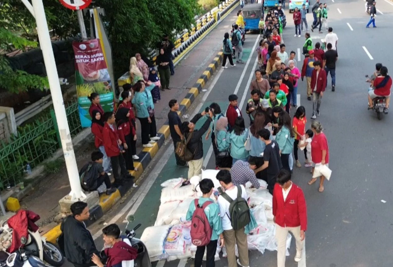 Puluhan warga antre panjang demi beras murah di menteng