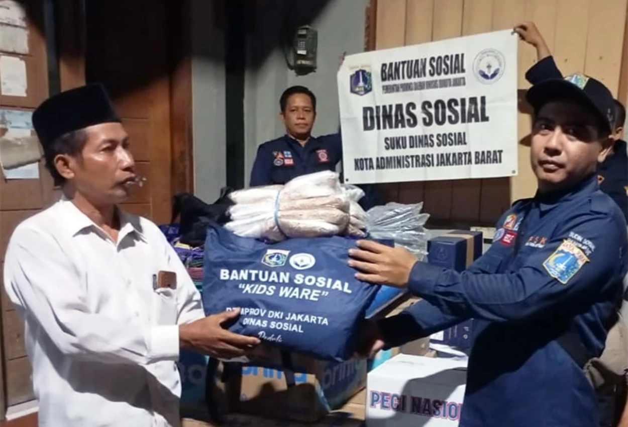 Sudinsos jakarta barat salurkan bantuan untuk warga terdampak angin kencang