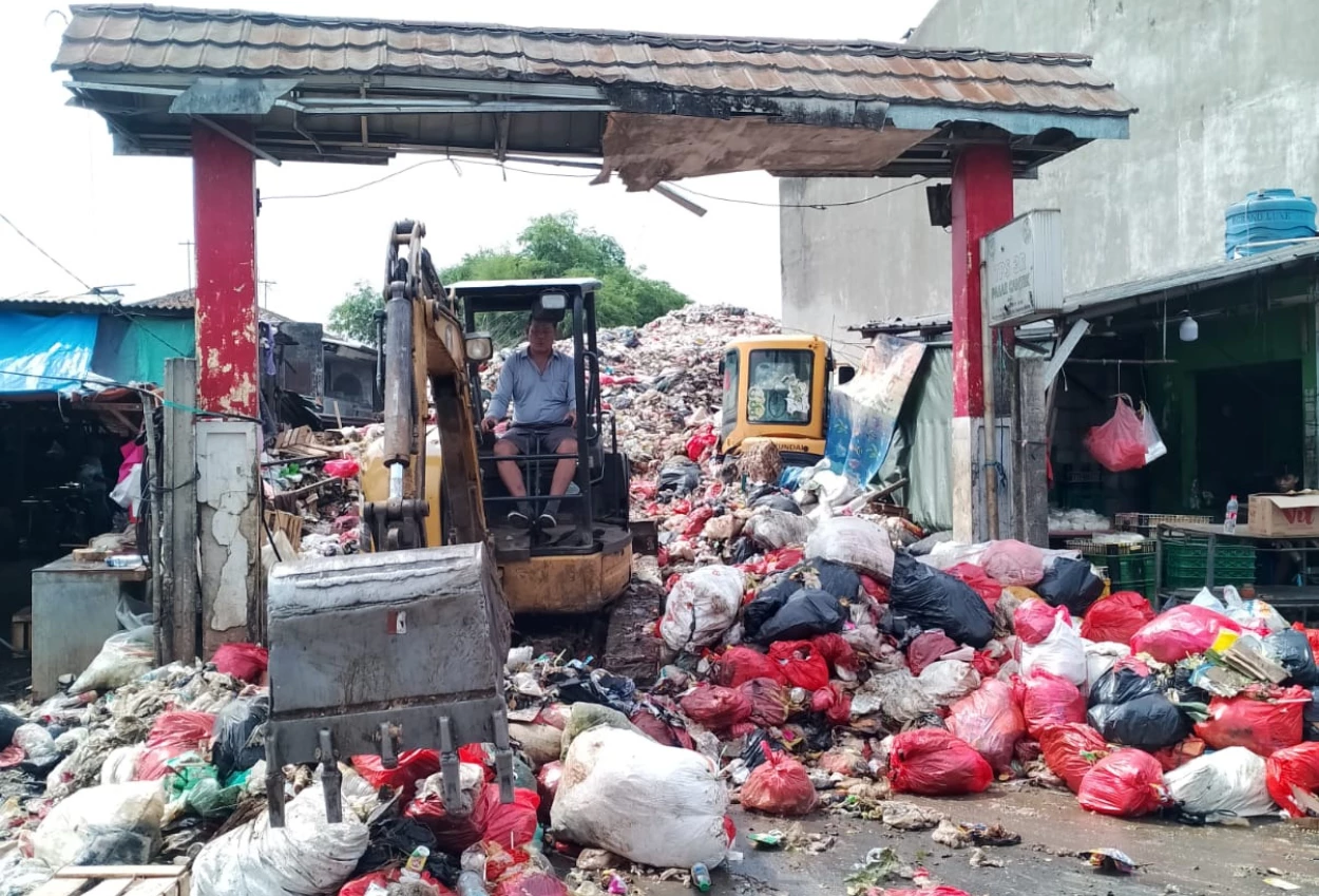 Warga resah bau menyengat dari tps3r pasar cantik ciputat, pengelola sebut pengangkutan sampah tertunda