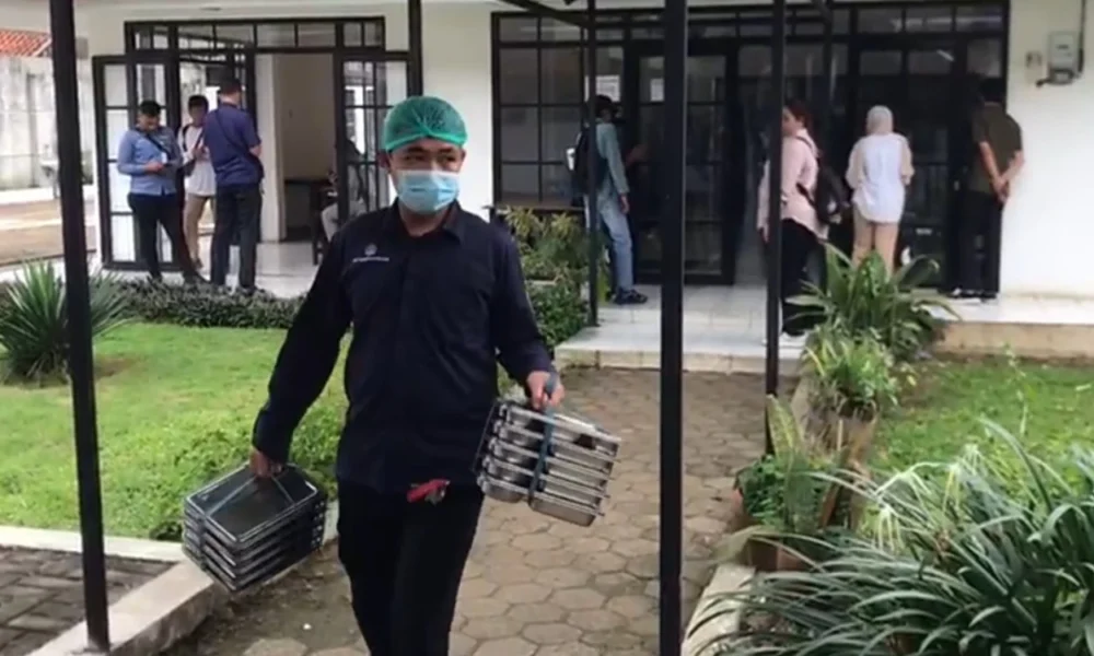 Eorang petugas di dapur satuan pelayanan pemenuhan gizi (sppg) di bosowa bina insani tengah menyiapkan menu makan bergizi gratis (mbg)