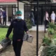 Eorang petugas di dapur satuan pelayanan pemenuhan gizi (sppg) di bosowa bina insani tengah menyiapkan menu makan bergizi gratis (mbg)