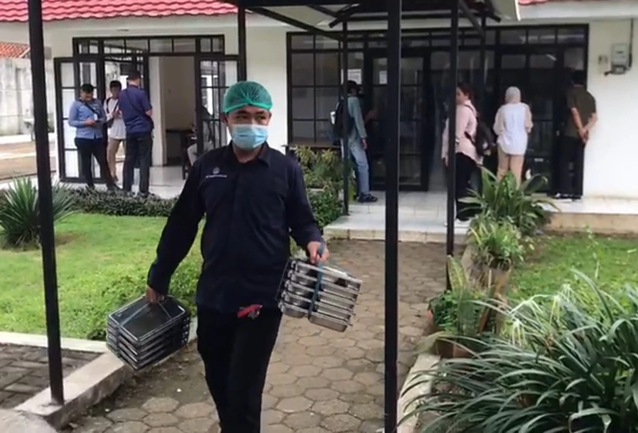Eorang petugas di dapur satuan pelayanan pemenuhan gizi (sppg) di bosowa bina insani tengah menyiapkan menu makan bergizi gratis (mbg)