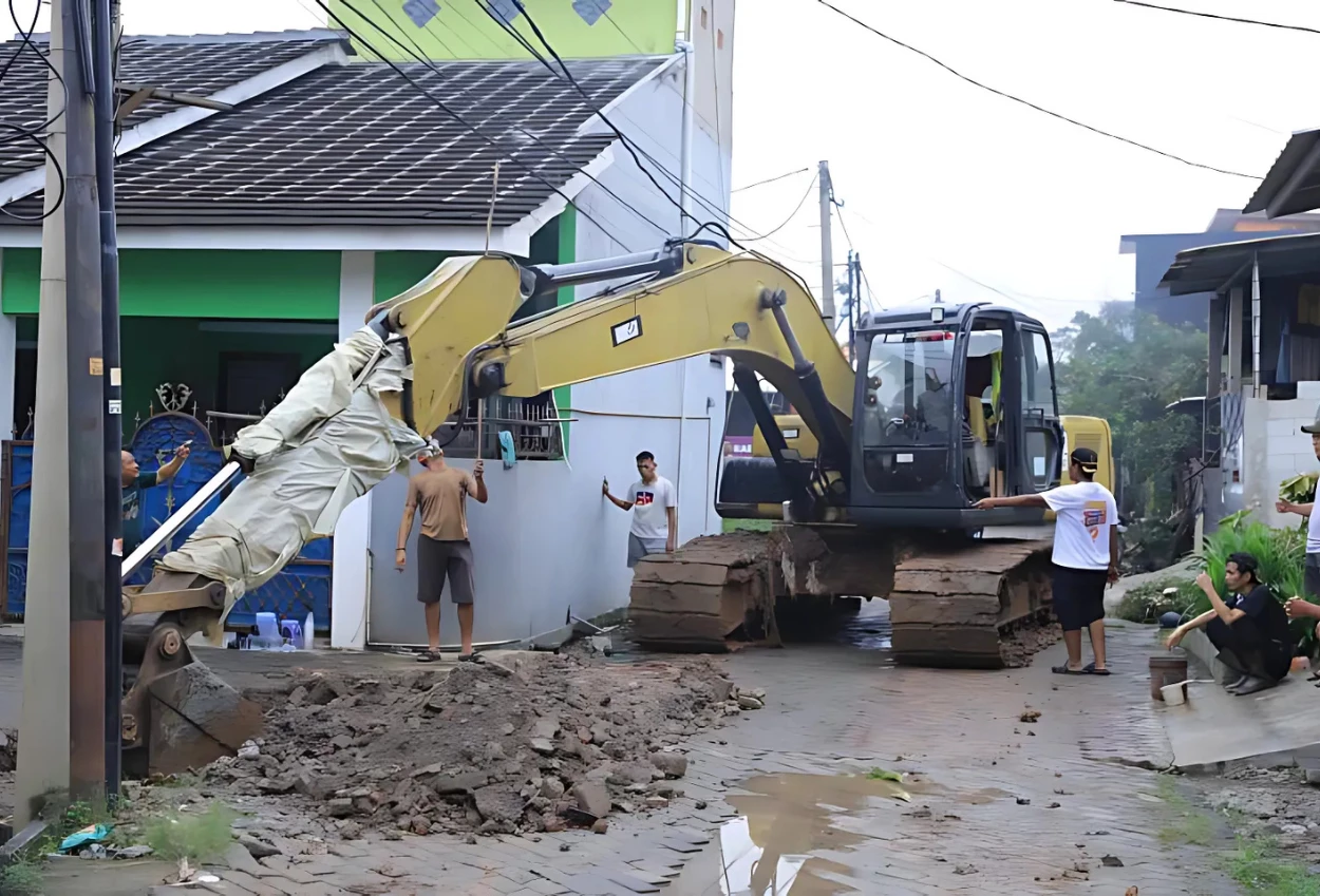 Banjir terjang dua kelurahan di tangerang imbas tanggul jebol