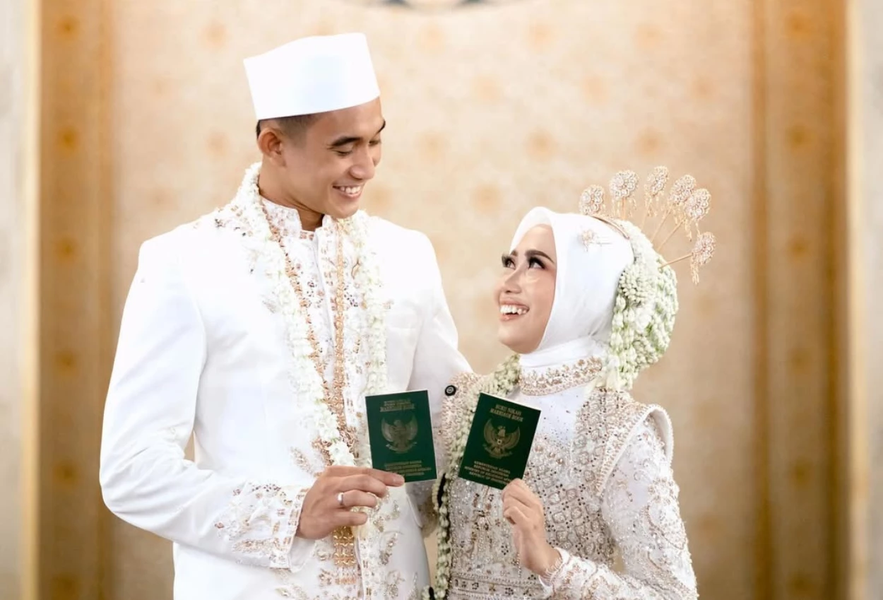 Bek timnas indonesia, rizky ridho resmi menikah dengan sendy aulia