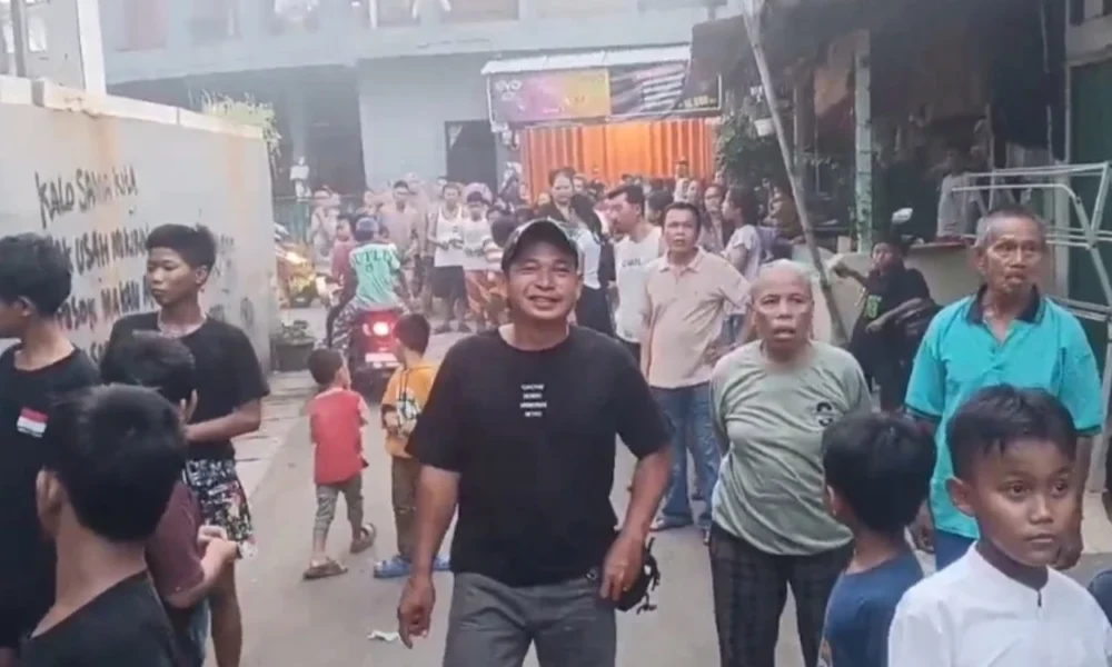 Charger hp korslet, rumah di duren sawit nyaris ludes terbakar