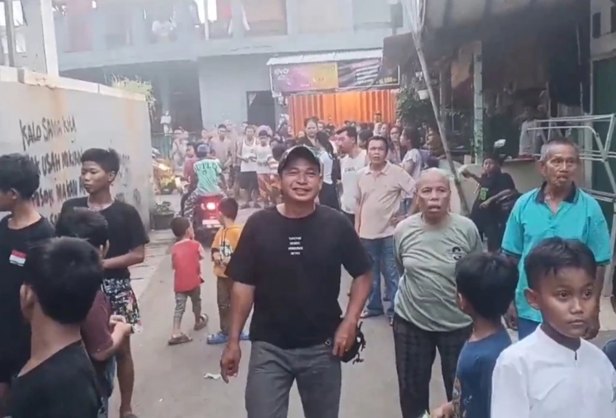 Charger hp korslet, rumah di duren sawit nyaris ludes terbakar