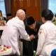 Gibran membungkuk salaman dengan try sutrisno usai ramai soal pemakzulan