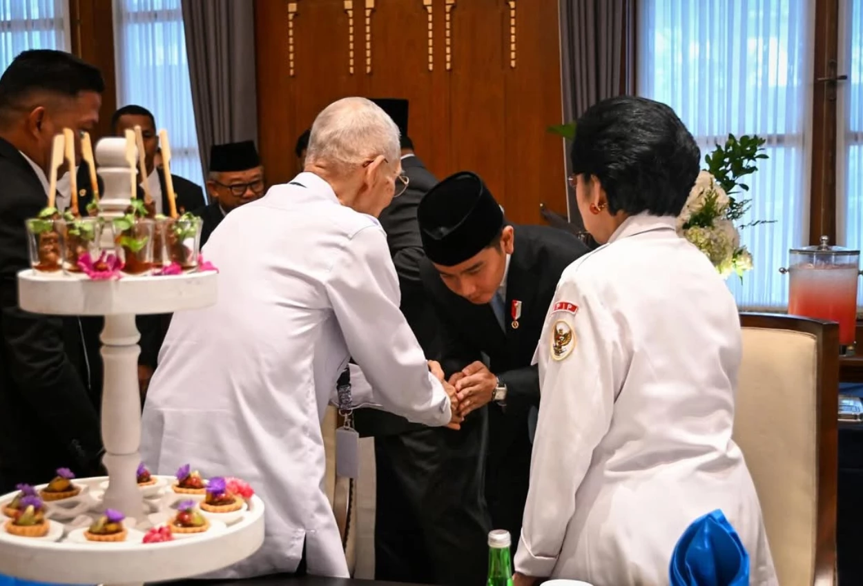 Gibran membungkuk salaman dengan try sutrisno usai ramai soal pemakzulan