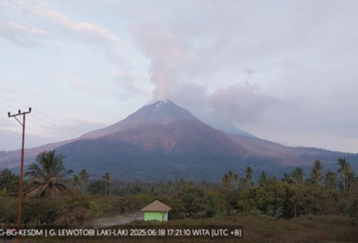 Gunung lewotobi laki laki masih berstatus awas, pvmbg ingatkan warga tetap waspada