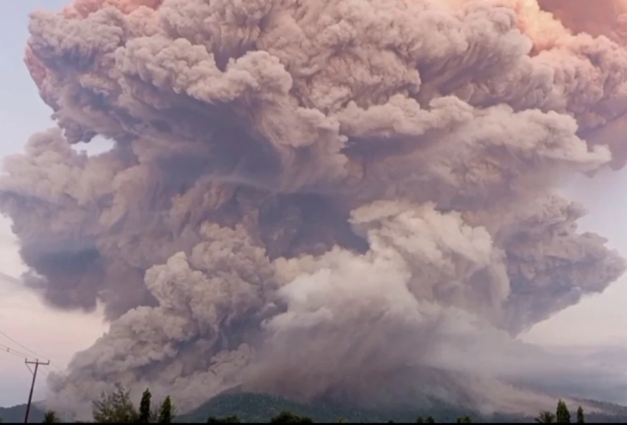 Gunung lewotobi laki laki meletus lagi, kolom abu capai lebih 10 kilometer