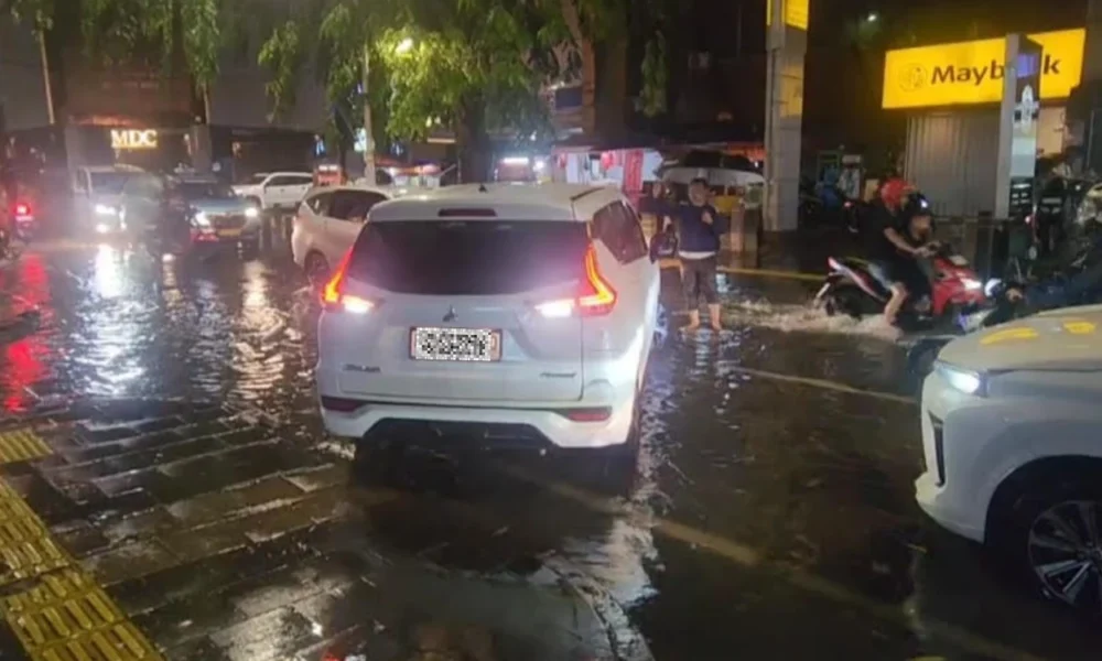 Jalan kemang raya banjir, ketinggian air capai 40 cm