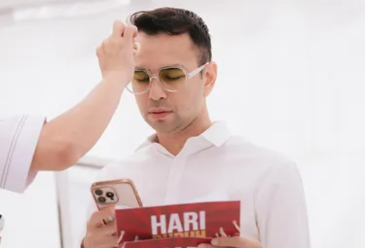 Haru! Raffi Ahmad Borong Dagangan Ibu yang Minta Foto Bareng tapi Gak Punya HP
