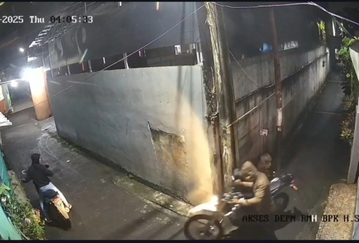 Maling curi motor saat pemilik asyik main game di jaktim, aksi terekam jelas di cctv