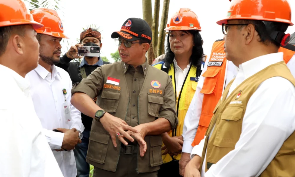Menko pmk dan kepala bpnb tinjau kerusakan rumah akibat pergeseran tanah di purwakarta